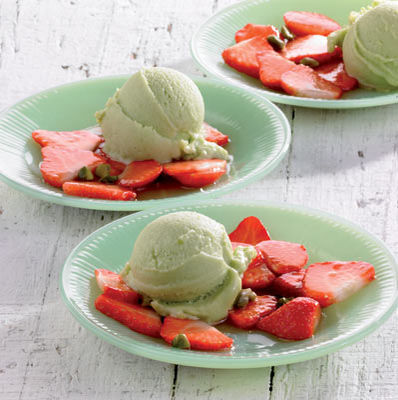 Avocado-Sorbet mit marinierten Erdbeeren