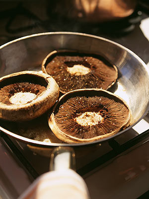 Gegrillte Portobello Champignons mit POM-Senfdressig und Gemüse