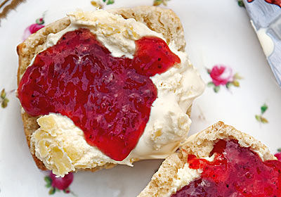 Scones mit Erdbeerkonfitüre und Rahm