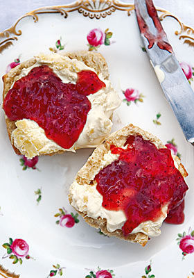 Scones mit Erdbeerkonfitüre und Rahm