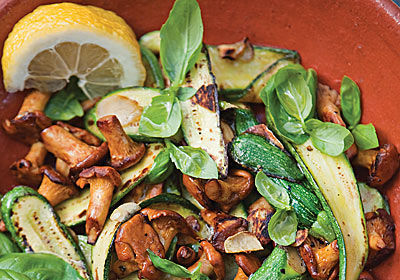 Baby-Zucchini mit Chanterelle-Pilzen und Basilikum