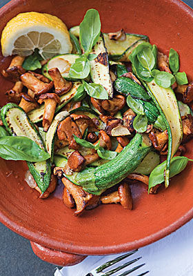 Baby-Zucchini mit Chanterelle-Pilzen und Basilikum