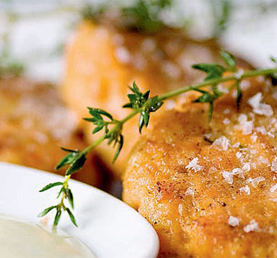 Lachsburger mit Wasabi-Mayo-Dip