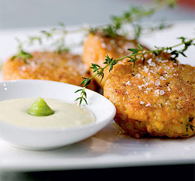 Lachsburger mit Wasabi-Mayo-Dip