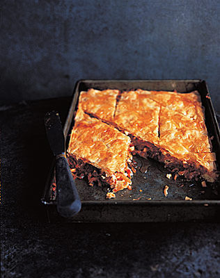 Tomaten-Feta-Baklava mit Mandeln und Datteln