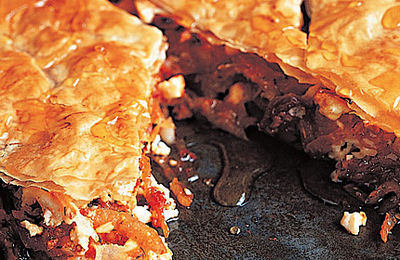 Tomaten-Feta-Baklava mit Mandeln und Datteln