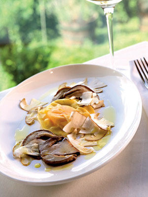 Raviolo mit Steinpilzen