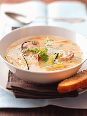 Klare Steinpilzsuppe mit Parmesan-Knusperbrot