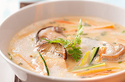 Klare Steinpilzsuppe mit Parmesan-Knusperbrot