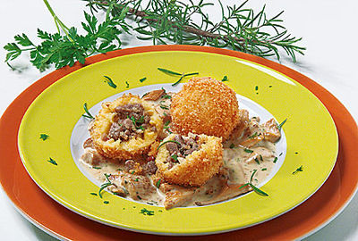 Kartoffelknödel mit Wildfülle und Pilzsauce