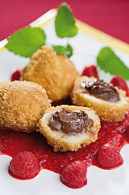 Schokoladenknödel auf Himbeermark