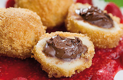 Schokoladenknödel auf Himbeermark