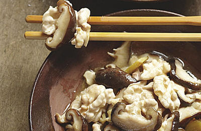 Walnüsse mit Shiitakepilzen kurzgebraten