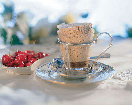 Kaffeesoufflé mit marinierten Herzkirschen