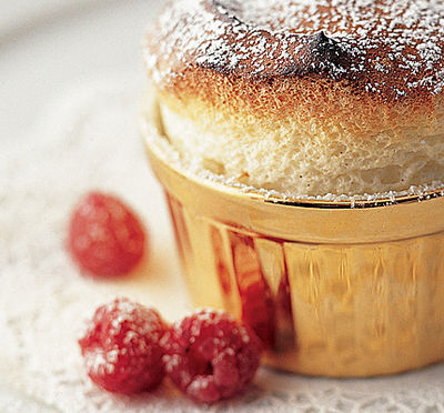 Johann Lafer: Topfensoufflé mit Himbeeren