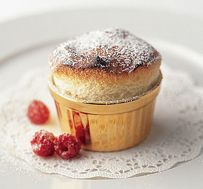 Johann Lafer: Topfensoufflé mit Himbeeren