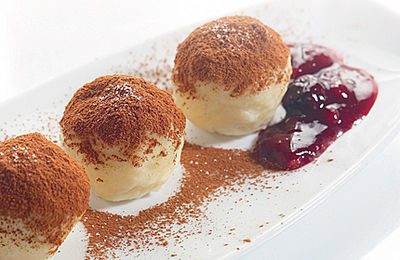 Punschknödel mit Vanillesauce