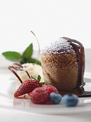 Schokolade-Nuss-Soufflé mit Schokoladesoße