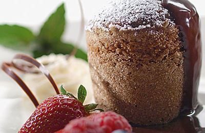 Schokolade-Nuss-Soufflé mit Schokoladesoße