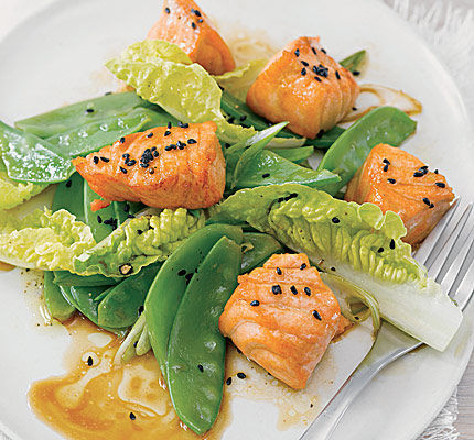 Zuckerschotensalat mit Teriyaki-Lachs