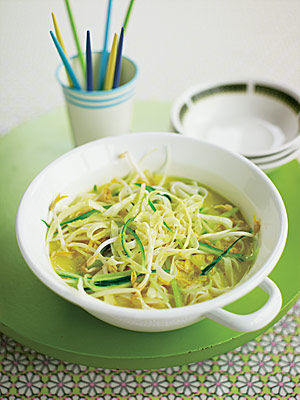 Kokos-Nudel-Suppe mit Fisch