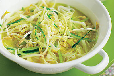 Kokos-Nudel-Suppe mit Fisch