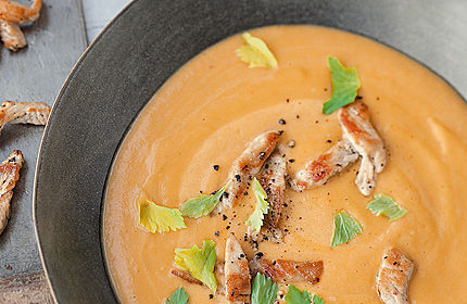 Süßkartoffel-Erdnuss-Suppe mit Currypute