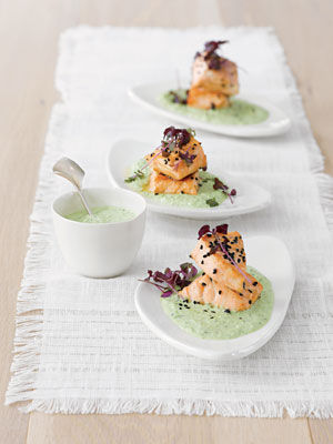 Lachs-Sesam-Würfel mit Erbsen-Minze-Dip