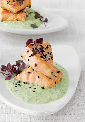 Lachs-Sesam-Würfel mit Erbsen-Minze-Dip
