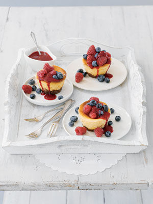 Cheesecake-Türmchen mit Fruchtsauce