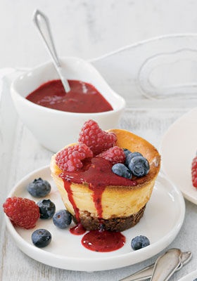 Cheesecake-Türmchen mit Fruchtsauce
