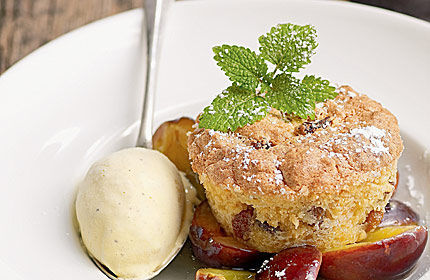 Zwetschgenkaltschale mit Rosinenauflauf