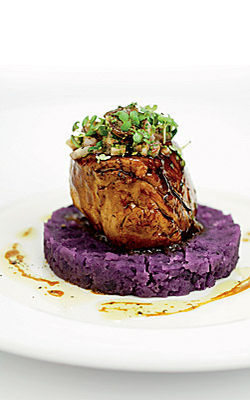 Filet vom Milchkalb mit Kalbskopfwürfeln
