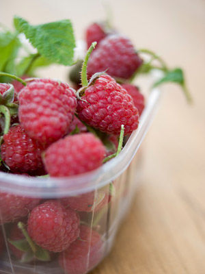 Schokoladenbiskuit mit Himbeeren