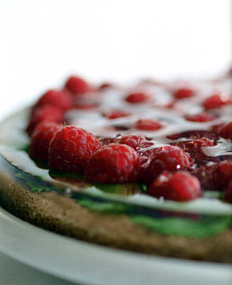 Schokoladenbiskuit mit Himbeeren