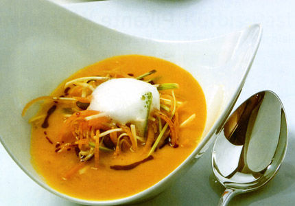 Kürbiscremesuppe mit Pilsschaum und Gemüsestroh