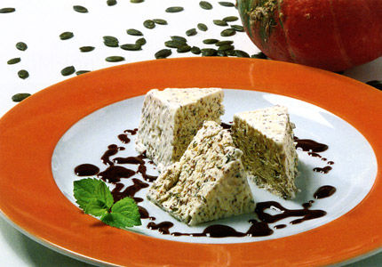 Kürbiskernparfait mit Schokoladesauce