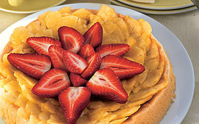Ananas-Erdbeer-Kuchen mit Sahne