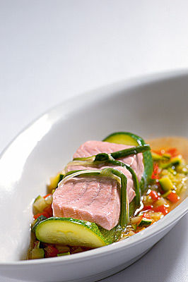 Zucchini an Lachs gefesselt