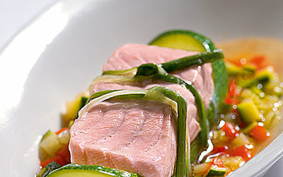Zucchini an Lachs gefesselt