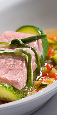 Zucchini an Lachs gefesselt