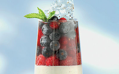 Beerenkaltschale trifft warme Pannacotta