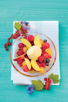 Topfen-Limetten-Gewürz-Eis mit Früchten