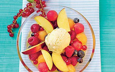 Topfen-Limetten-Gewürz-Eis mit Früchten