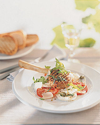 Kalbskoteletts auf Mozzarella-Paradeis-Carpaccio