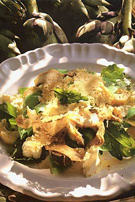 Salat aus geschmorten und rohen Artischocken