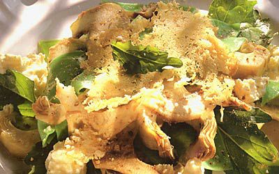 Salat aus geschmorten und rohen Artischocken