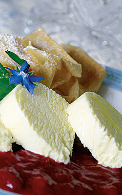 Löwenzahnhonig-Parfait mit Erdbeer-Rhabarber-Mousse