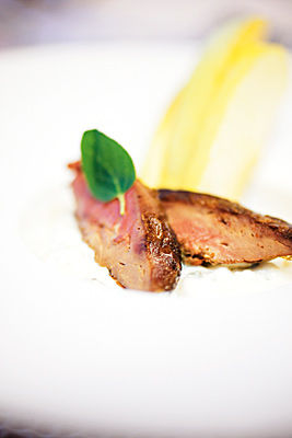 Hühnerleber auf Majoransalat