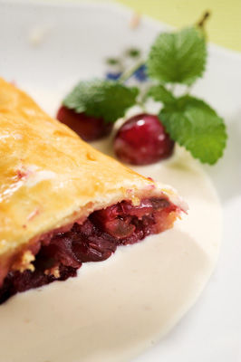 Kirschstrudel mit Amarettosauce